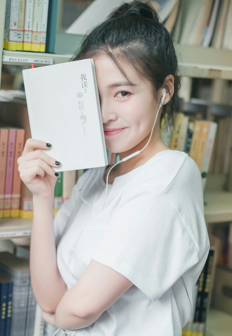 如果有来生，要做一棵树，站成永恒，没有悲欢的姿势。一半在土里安详，一半在风里飞扬，一半洒落阴凉，一半沐浴阳光，非常沉默非常骄傲，从不依靠从不寻找。——三毛《说给自己听》